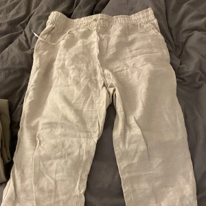 Linne byxor - Säljer dessa linne byxor från hm som är i bra skick, behövs strykas! 