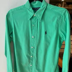 Säljer denna gröna skjorta från Ralph Lauren i storlek S. Sparsamt använd och i fint skick. Skickar spårbart, köparen står för frakt.