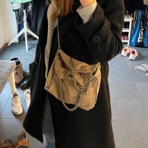 Stella McCartney väska - Stella McCartney väska i modellen fallabella, mellan storleken. Nypris 9 200kr.  Mycket använd men fortfrande fint skick! Inte trasig eller hål osv. 