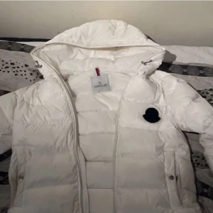 Moncler jacka  - Säljer nu min vita moncler jacka i storlek 2. Passar både S och M.  Använd men hållt den väldigt fräsch. Kan tänka mig gå ner i pris vid snabb och smidig affär.