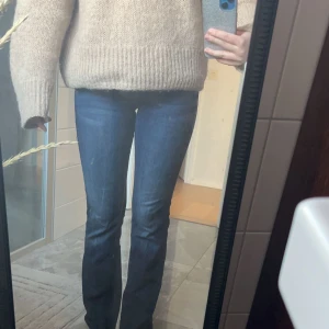 Low waist bootcut jeans -  jättefin passform och färg! Använda några gånger, inköpta i början av januari så i princip nya💕 köpta för 999kr säljer för 500💞