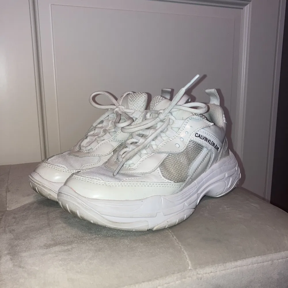 Calvin Klein chunky vita sneakers. Använda 3 gånger . Skor.