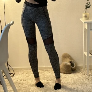 Träningstajts från Hollister - Jättebra skick, knappt använda! Sitter väldigt fint och de är dessutom sköna❣️ 