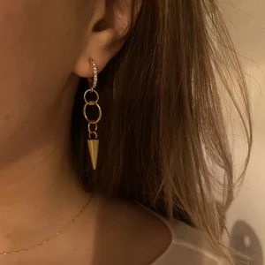 Maria Nilsdotter liknande guldörhängen - Jag och min syster @eneliussaga gör smycken och säljer nu dessa Maria Nilsdotter liknande guldörhängen. Skriv om du är intresserad 💕(vi har ett konto på instagram där man även kan köpa, aisasmycken)