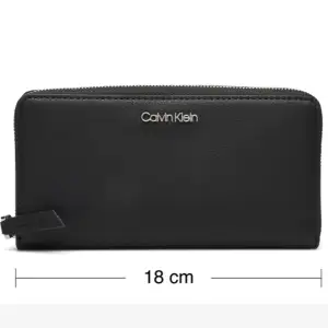 Intressekoll på min plånbok från Calvin Klein. Köptes i USA för något år sedan och är använd ca 3 gånger sedan dess så nyskick!🖤 nypris: 899💋frakten står köparen för📦