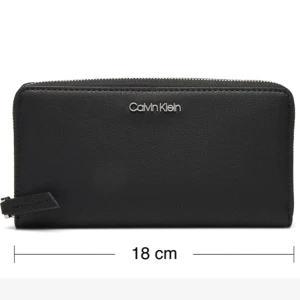 CK plånbok  - Intressekoll på min plånbok från Calvin Klein. Köptes i USA för något år sedan och är använd ca 3 gånger sedan dess så nyskick!🖤 nypris: 899💋frakten står köparen för📦