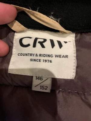 Fin barnridjacka från hööks❤️🫶 - En väldigt fin ridkappa från hööks som tyvvär har blivit förlusten för mig😢. Den är beige och brun på insidan😃. Den har en liten oljeläckage på insidan( skriv för bild) men annars ingen defekt🙃. Den är som sagt jätte fin❤️❤️🌸🌸🫶🫶