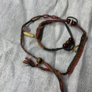 Dubbelarmband - ”Love and ground” har olika mönster & pärlor, kan användas som armband eller fotlänk. Säljs med en äkta rosenkvarts kristall i ändan. Den är handgjord med kärlek av mig. Den mäter 46cm från första till sista knut och kan användas som S eller M i storlek