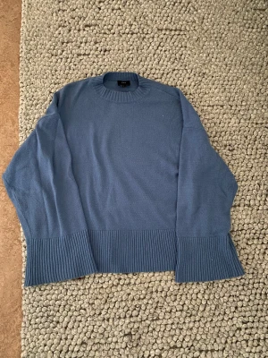 LXA - Stickad tröja från LXA. Tunn i materialet. Storlek S. 200kr  OBS den sista bilden är tagen från deras instagram