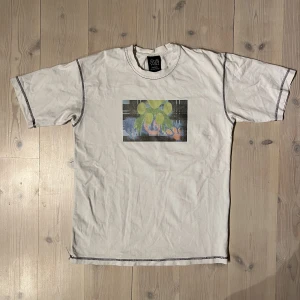 Sadboys T-shirt - En av de första släppen av Yung lean / Sadboys under SBG, Sadboysgear, Stockholm beauty group. Riktigt skön tischa med snygga detaljer. Ser väldigt få i cirkulation nu förtiden. 