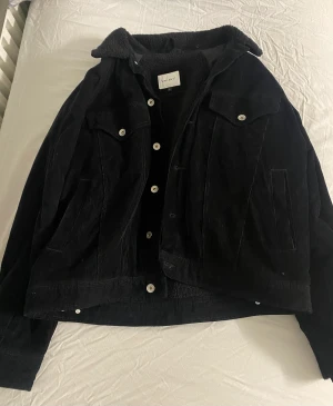 Manchester jacka - Manchester jacka i storlek L, köpt från pull & bear. Passar perfekt till våren.