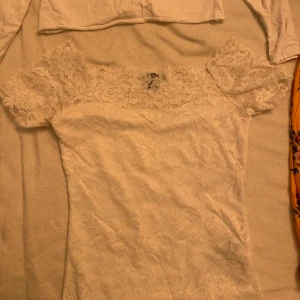 Spets topp - Jättefin vit spets topp som knappt är använd, storlek xs.