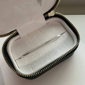 Herringbone Bracelet Silver av ANI jewels. 17 cm i omkrets. Aldrig använt. Kan mötas upp i Malmö, annars står köpare för eventuell frakt.  Du kan läsa mer om armbandet här:  https://ani-jewels.se/sv/herringbone-bracelet-silver