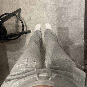 Juicy byxor  - Säljer mina ljusgråa juicy byxor pga de är för små för mig. Det finns inga  slitningar eller märken på byxorna då de nästan är helt oanvända. Det är storlek xs ✌🏻✌🏻