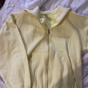 Kofta  - En pastell gul kofta. Färgen kommer inte fram så bra på bild tyvärr.. skriv vid funderingar eller fler bilder 💗💗💗