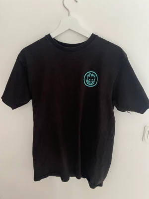 Spitfire t shirt - snygg svart spitfire t shirt med tryck där bak. Storlek M men sitter lite tight, bra skick