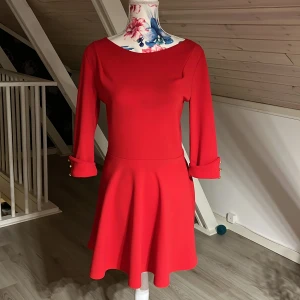 Klänningen - Snygg design med perfekt till festen. Har använt bara en gång. Den är fortfarande snygg. 