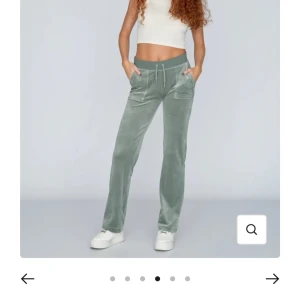 Juicy Couture Byxor  - Intresse koll på min juicy byxor dom är i storlek S men är ganska små i storleken jag har sytt upp dom 5cm  köpte dom för ett tag sedan från Nelly.com skriv privat för bilder och mått.💗