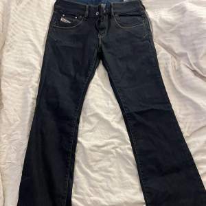 Lågmidjade jeans från diesel i storlek W30 L32