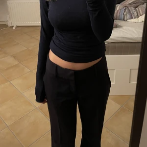 Kostymbyxor  - Lågmidjade kostymbyxor som är marinblåa. De är tyvärr för stora för mig💞