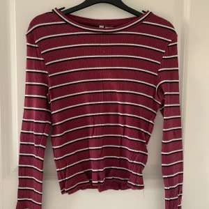 Tröja - Långärmad tunn tröja med randigt mönster. Storlek M men skulle säga att den även passar L då den är stretchig. Frakt tillkommer