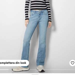 Säljer ett par helt nya lågmidjade jeans från bershka (prislappar kvar).Dom är i Storlek 38. Köpta för 359kr men vill sälja snabbt för 250kr. Jag bjuder på frakten. 