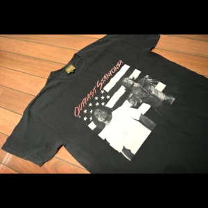 Outkast T-shirt - Outkast T-shirt storlek M. Knappt använd och i mycket gott skick. Bra kvalitet.