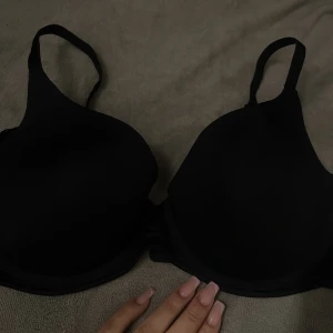 Svart basic bh - Helt ny från Åhléns  Jag köpte fel storlek.  80C Pris kan diskuteras ✨