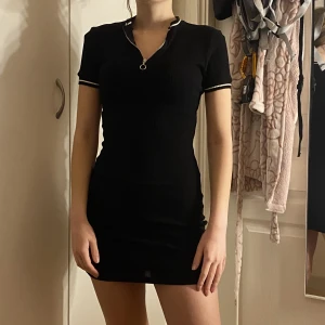 T-shirt klänning - Svart tajt klänning från pull&bear, knappt använd bra skick☺️