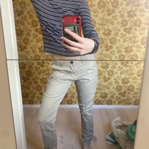 HAMPTON REPUBLIC - Beigea byxor köpta 2hand. Aldrig använda