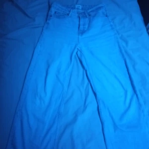 Jeans  - Dom har använts några ggr dom är från Lager 157.