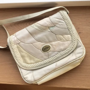 Vintage väska - Jättefin vintage väska från Carnaby. Vit läder med trändig ”shell” effekt i olika färger Skriv vid frågor/prut.