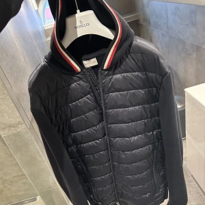 Monclear Cardigan - Tjena alla !  Säljer nu min supersnygga och unika moncler cardigan modell med luva i mörkblått🔷  Cond: 9/10 Storlek: L  Bin:5.500kr Nypris:11.000  Fler bilder finns om ni skulle va intresserad!
