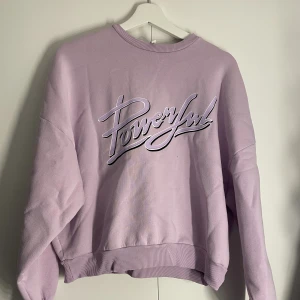 Sweatshirt  - Lila sweatshirt med tryck från Nelly, strl xs.  Säljer då jag inte använder den längre. 100 inkl frakt🫶🏼