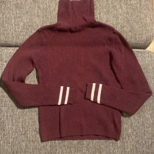 Polo tröja - Vinröd polotröja med vita ränder på längst ner på armarna 