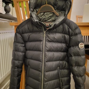 Colmar jacka - Svart colmar jacka! knappt använd, men har fått en liten repa som är lagad på sista bilden (synd knappt). Tjock och varm, köpt för ca 4000 säljer för 1800. (Pga repa) kan tänka mig gå ner i pris! 