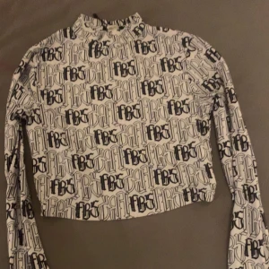 Topp - Varlig topp kommer från shein 