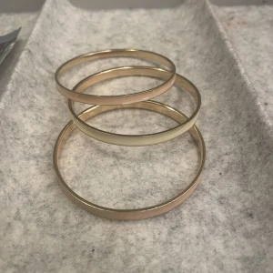 Armband - Tre armband som man bara tar på. Fick de från min mammas gamla garderob och de är inte riktigt min stil. 7kr per armband och alla tsm  21kr.