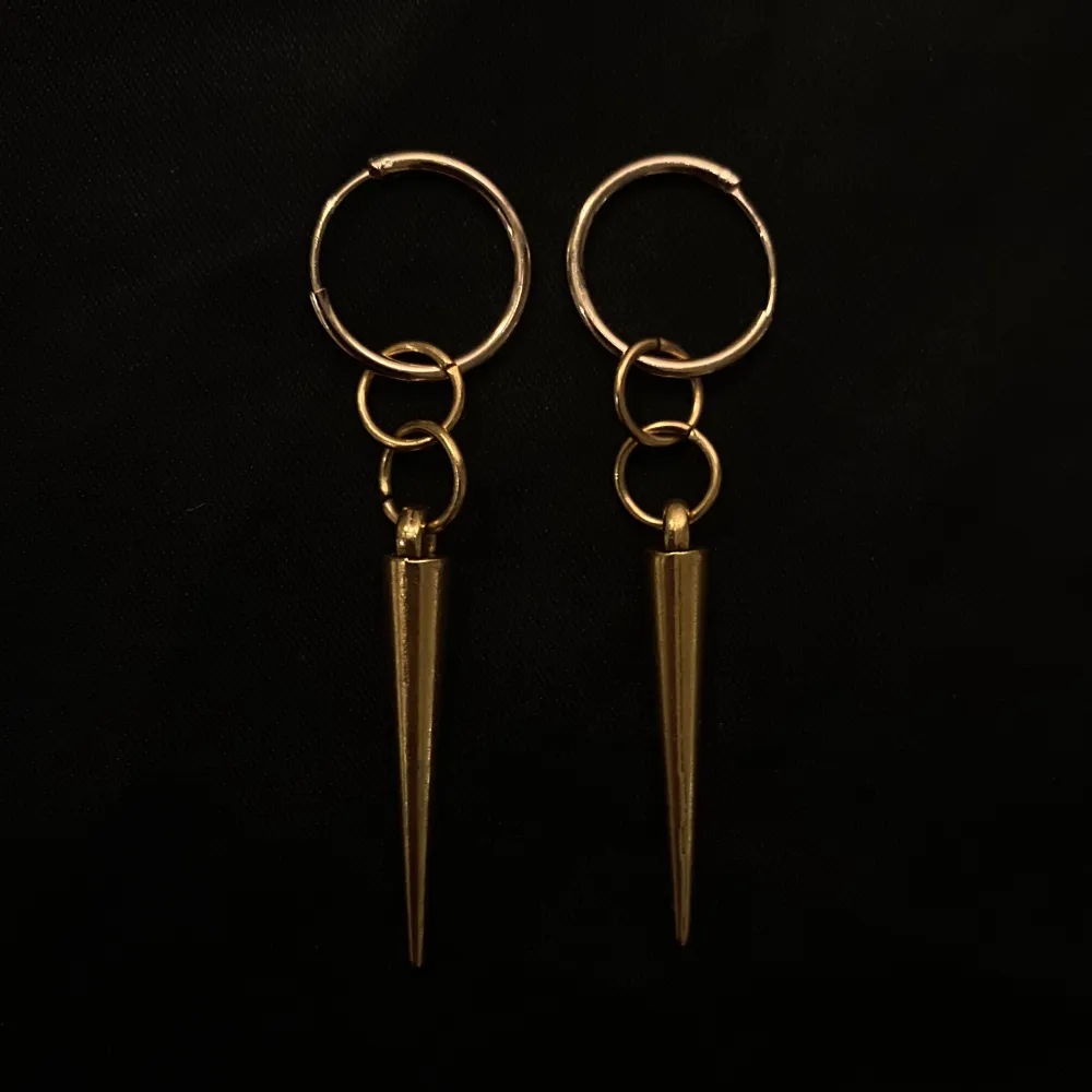 Säljer dessa guldiga Maria Nilsdotter liknande örhängena, egentillverkade!. Accessoarer.