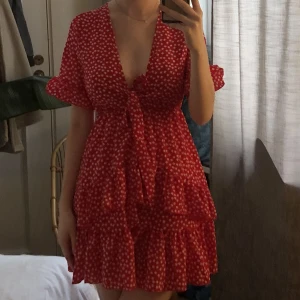 Sommarklänning  - Säljer sommarklänning i nyskick pga att jag inte använder den längre. Jag vet tyvärr inte vilket märke klänningen är.   För referens med strl är jag 170 cm lång