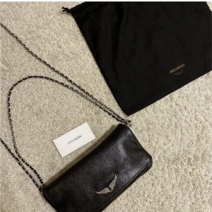 Zdig & Voltaire väska - Jag släljer min zadig & voltaire väska i modellen Rock dvs den stora modellen då jag har tröttnat på den. Fick den i julas och är i bra skick då ja varit försiktig med den, köpt på Zalando, dustbag och båda kedjor medföljer❤️❤️