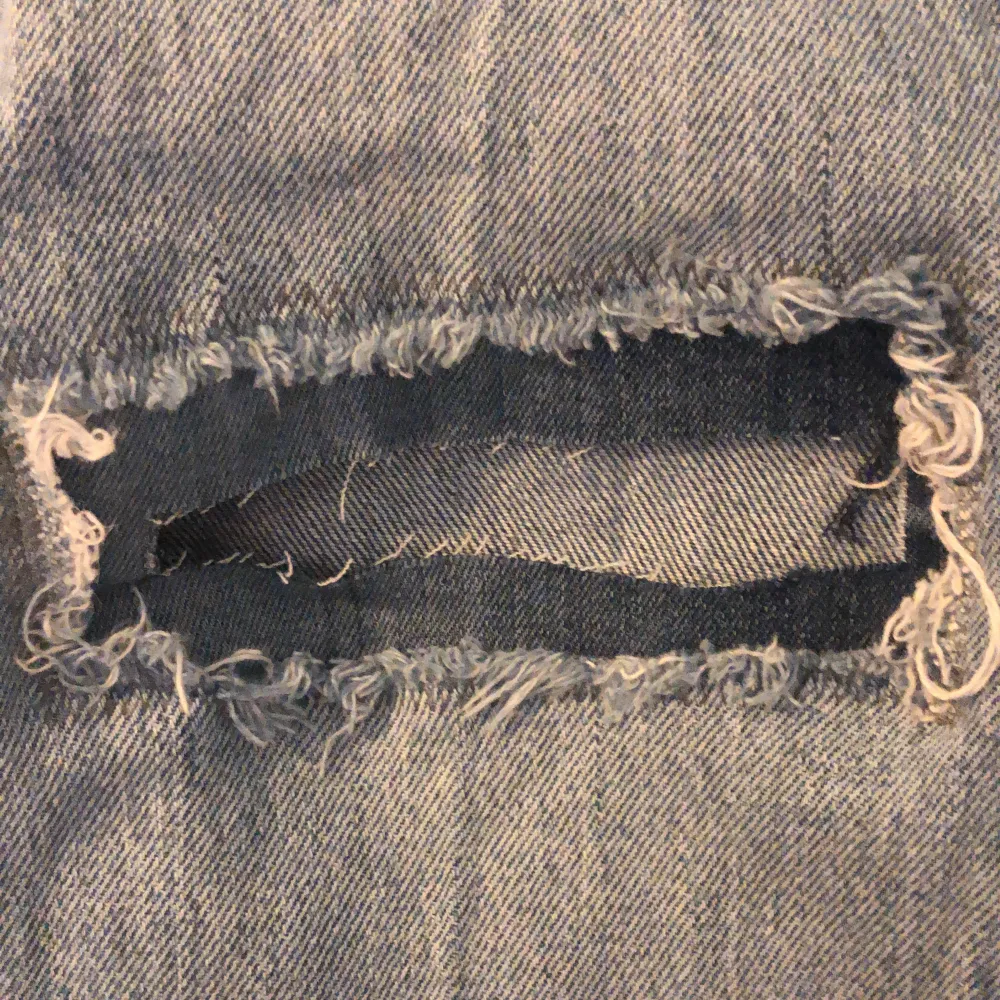  Säljer nu mina jeans från Gina (hålet blev lite stort så jag satte en lapp för att det skulle bli mindre hål, men de är fof fina och i bra skick). Jeans & Byxor.