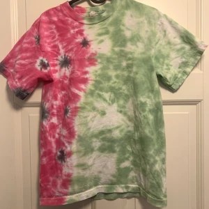 Rosa o Grön tie dye T-shirt - Grön o rosa tie dye t-shirt, bra skick och bekväm! Skriv för frågor💕