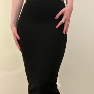 Pennkjol från Nelly  - Jättefin svart pennkjol från Nelly🖤 Säljer för att jag ej använder den! Något små storlekar då jag normalt är en S! Har en liten fläck i mitten som syns på bilden men diskret.