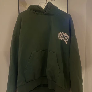 Mörkgrön hoodie - Mörkgrön hoodie med trycket ”practice”. Köpt på Weekday. Fint skick! Skriv för fler bilder eller frågor😁 köparen står för frakt!!
