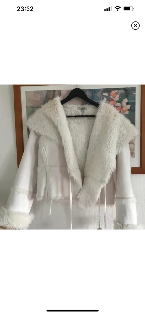Vit fuskpäls vintage - Supersnygg varm fuskpälsjacka   Passar mig som är XS/S men skulle även passa M/L