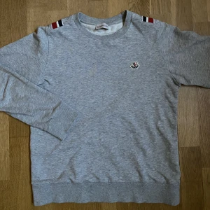 Moncler swetshirt  - Säljer min moncler swetshirt då den blivit för liten det är storlek 14y men sitter typ som en xs! Självklart äkta