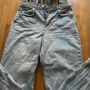 Ginatricot jeans strl 34 - Plagget är i nyskick använd 2 gånger. Frakt inkluderas