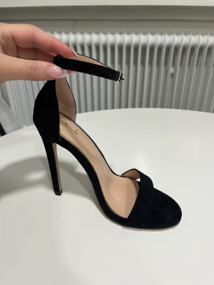 Klackar - Jättefina fest klackar funkar även till vardagen för att piffa upp en outfit. 