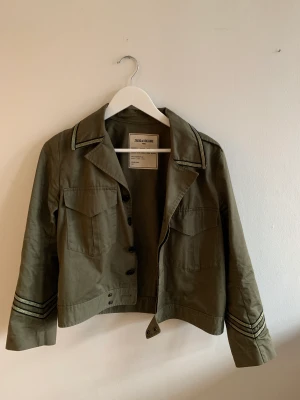 Zadig jacka - Säljer denna fina zadig jacka🥰har en annan annons med samma jacka fast med andra bilder, så kika där med vid intresse 💕